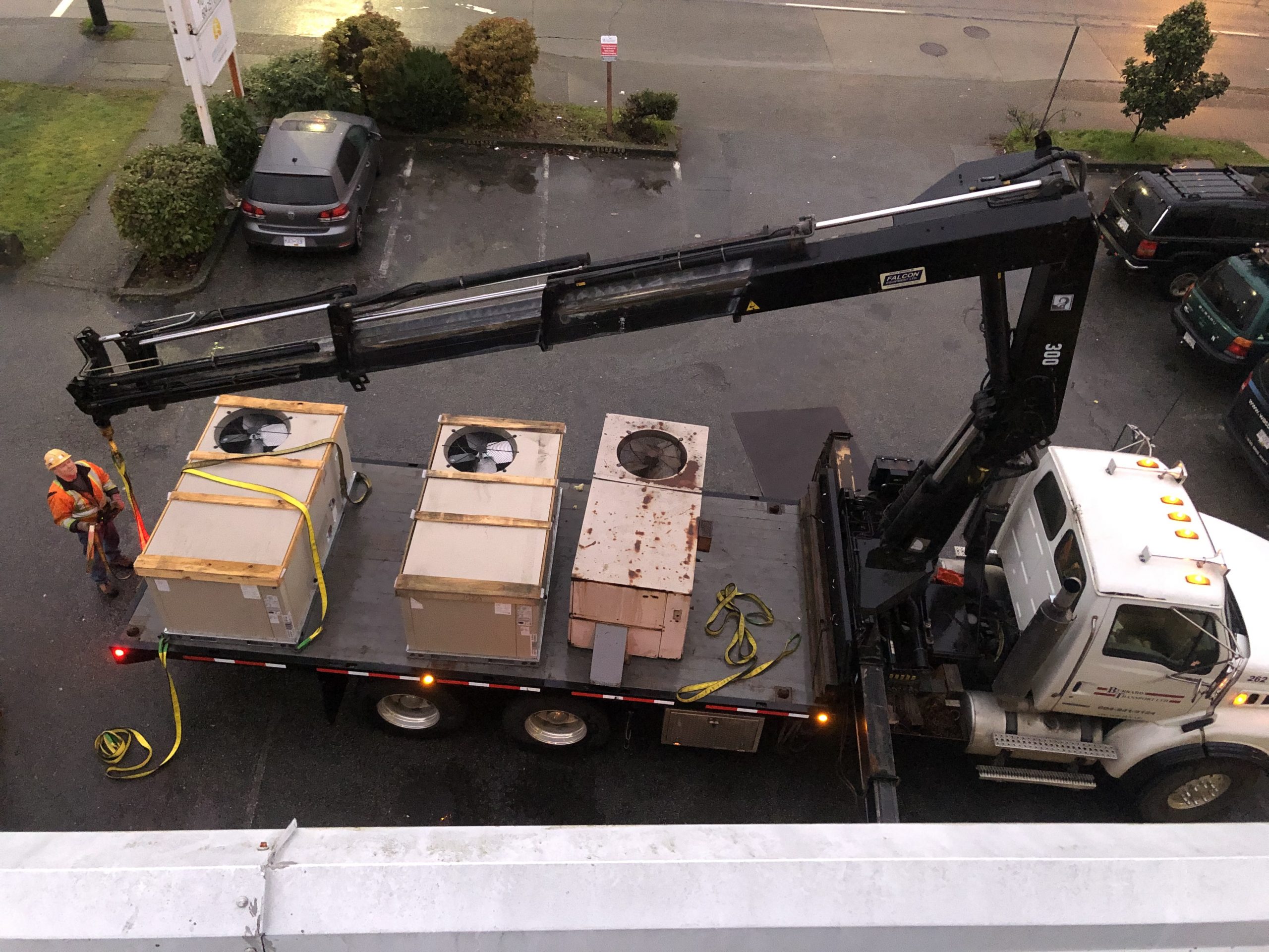 Crane Truck Carrying Air Conditioner